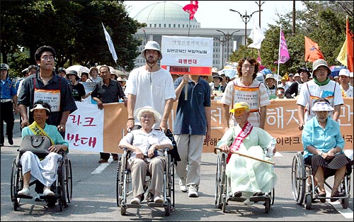 일본군위안부 피해자 할머니들과 태평양전쟁 희생자 유족회원 등이 31일 오후 이라크파병반대 도보순례단과 함께 파병철회를 요구하며 국회 앞을 출발, 청와대로 행진하고 있다. 